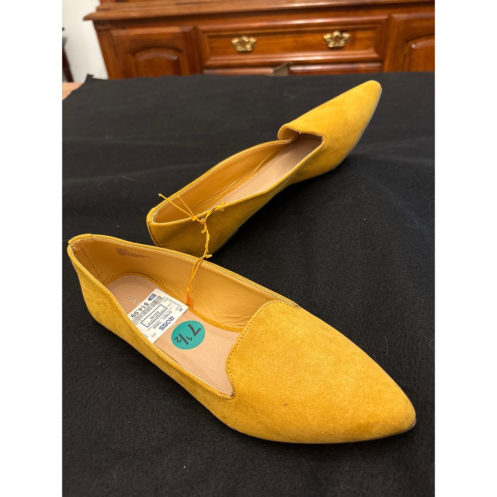 Madden Girl Pointed Toe Flats Women 7.5 Yellow NWOT Suede Faux D'Orsay Slip On - Picture 2 of 3